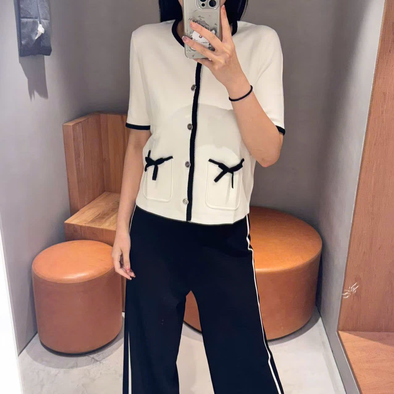 Áo CDG ngắn tay trắng viền đen, 2 túi nơ