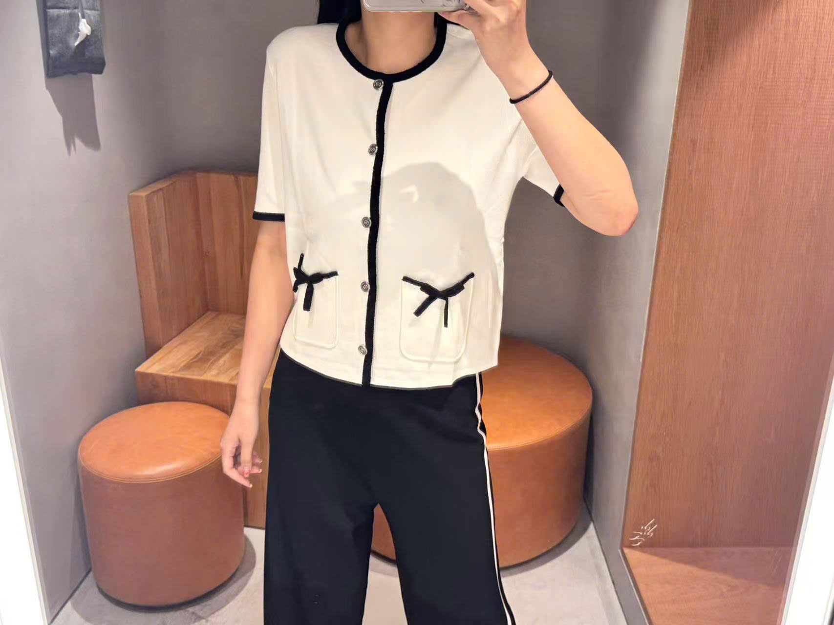 Áo CDG ngắn tay trắng viền đen, 2 túi nơ