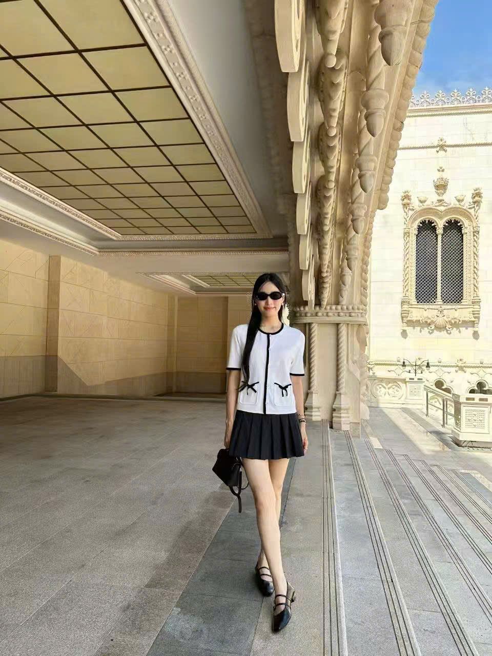 Áo CDG ngắn tay trắng viền đen, 2 túi nơ