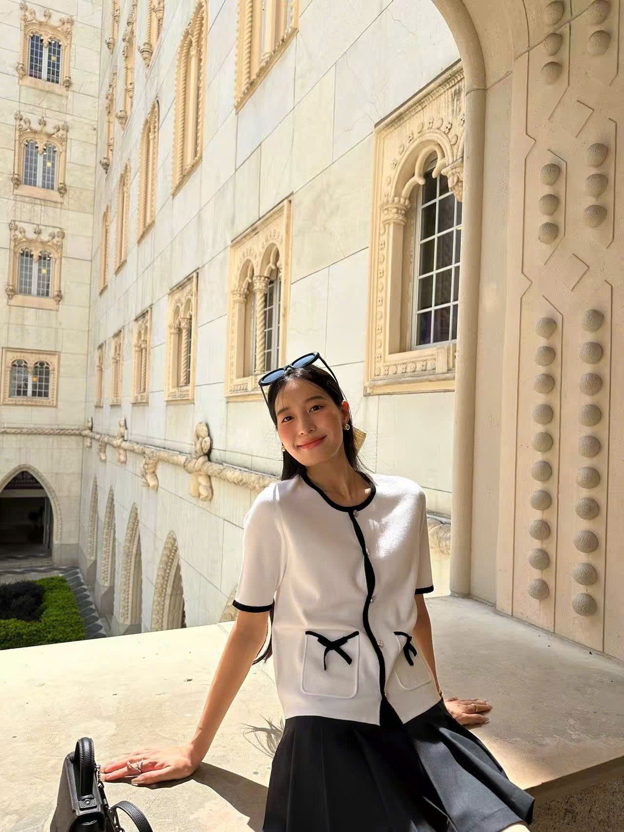 Áo CDG ngắn tay trắng viền đen, 2 túi nơ