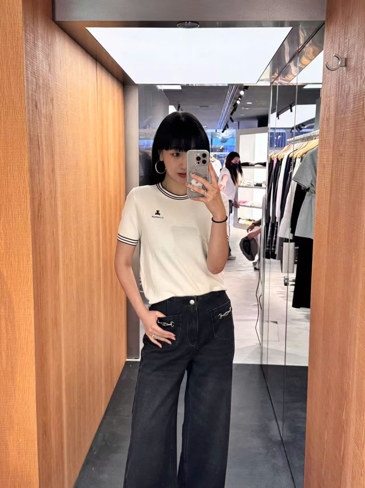 Áo trắng ngắn tay, cổ tròn, viền - gấu đen