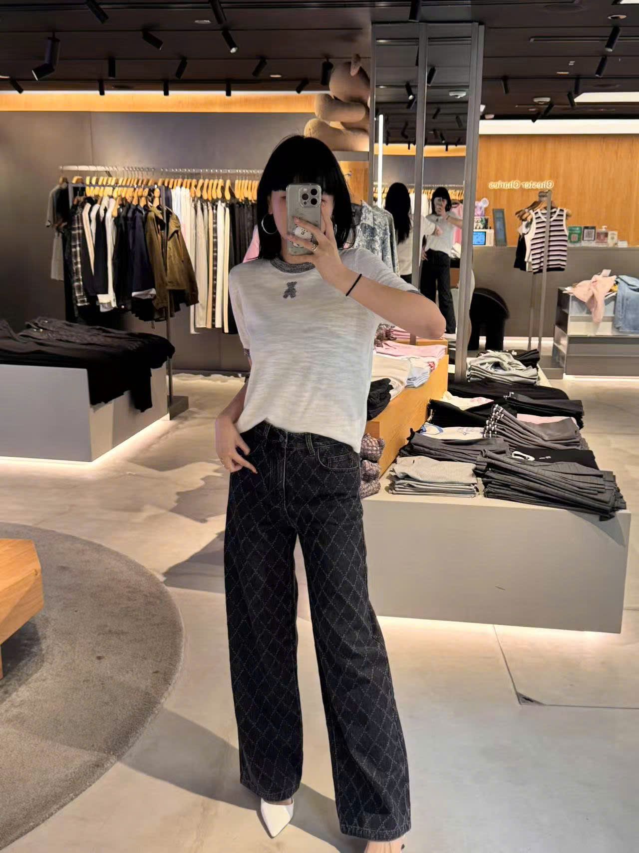 Áo trắng ngắn tay, cổ tròn, viền - gấu đen