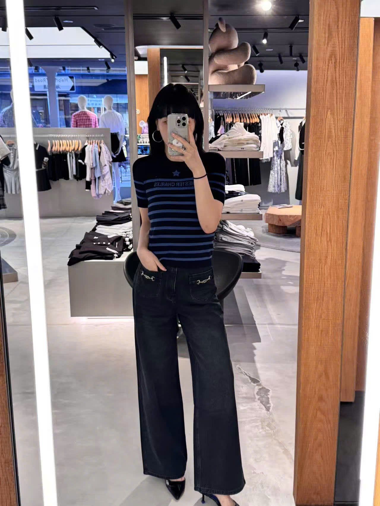 Áo đen kẻ ngang xanh - ngôi sao giữa