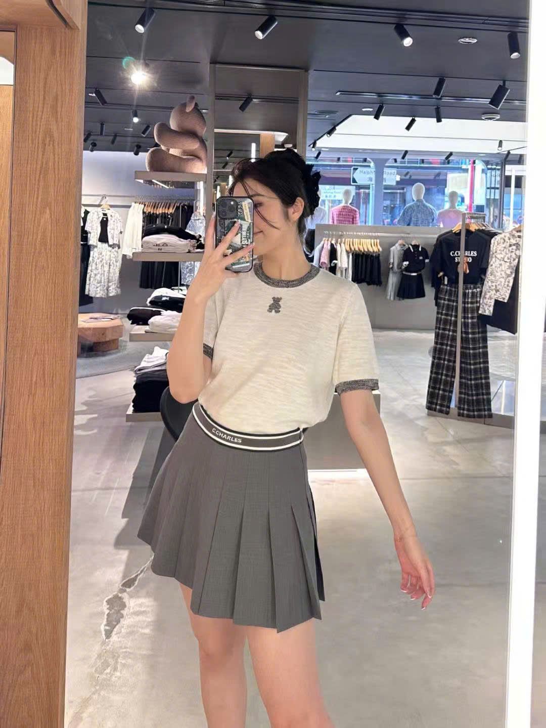 Chân váy ngắn xám xếp ly, cạp thun kẻ C.Charles