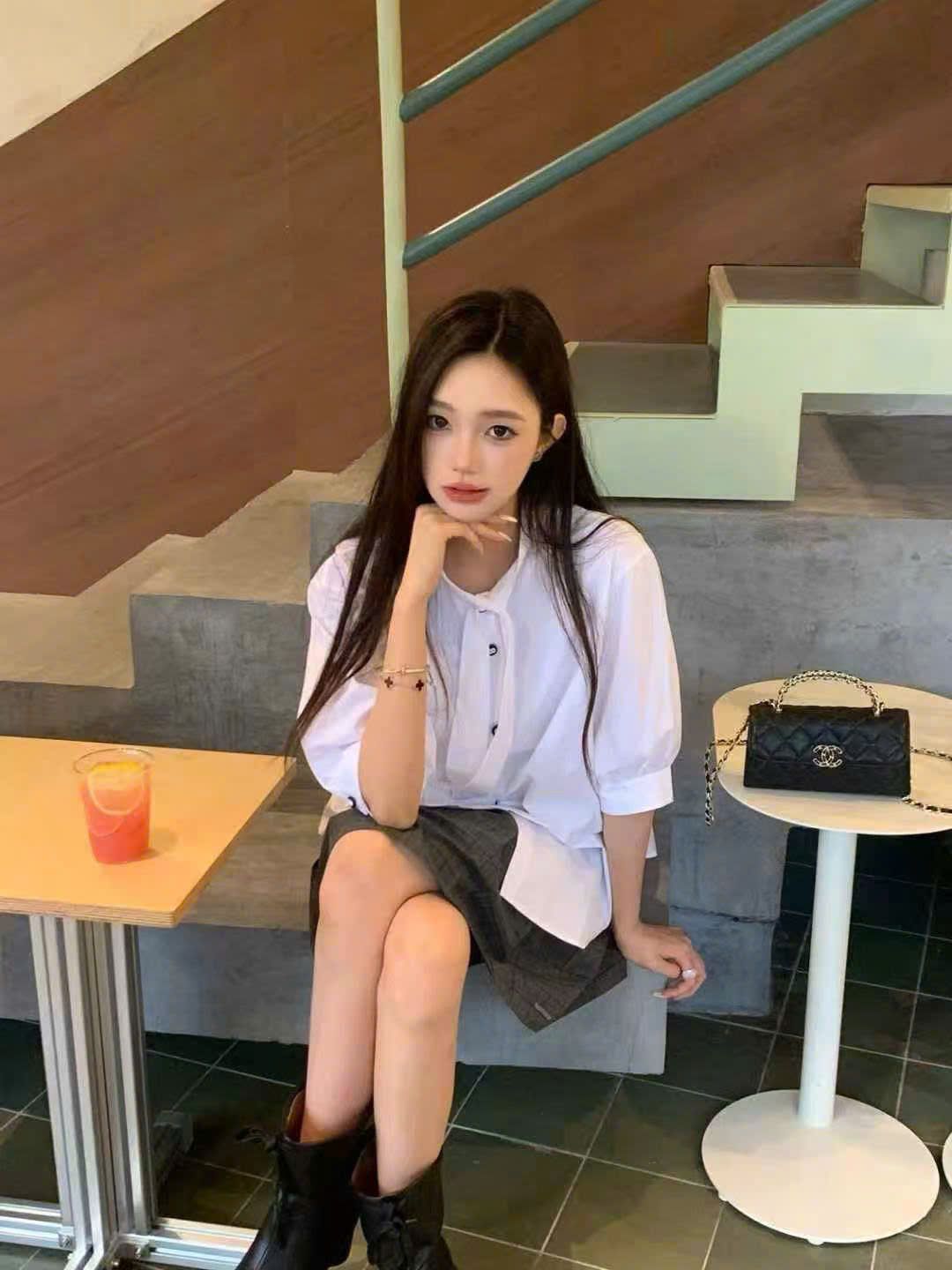 Áo sơ mi trắng tay lửng , cổ thắt nơ cà vạt, cúc đen Logo