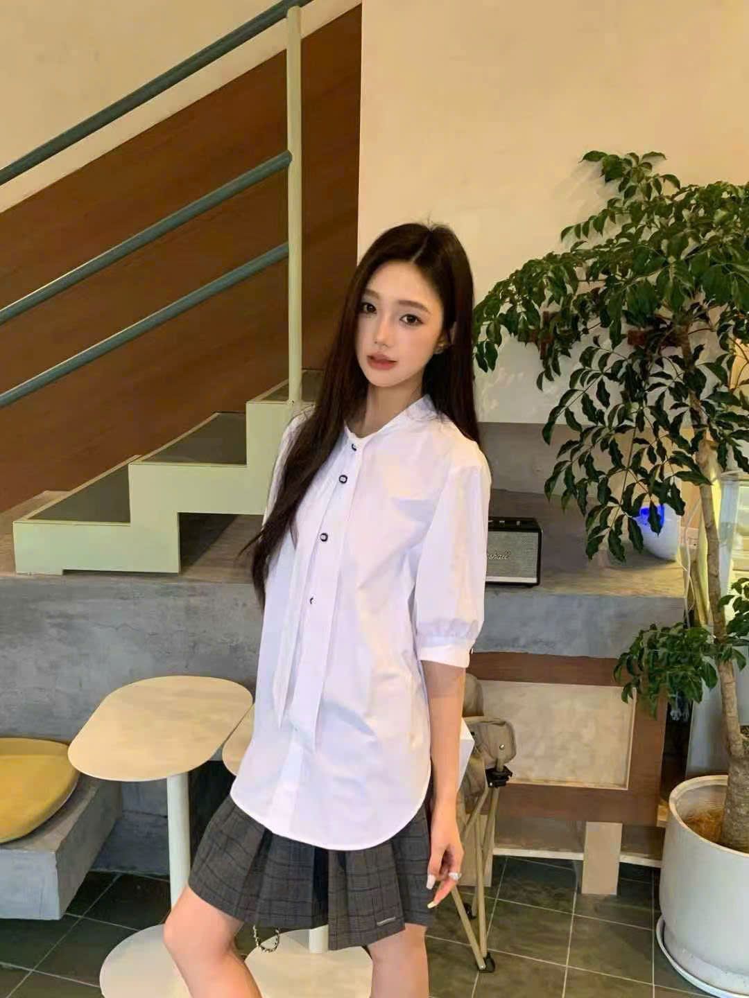 Áo sơ mi trắng tay lửng , cổ thắt nơ cà vạt, cúc đen Logo