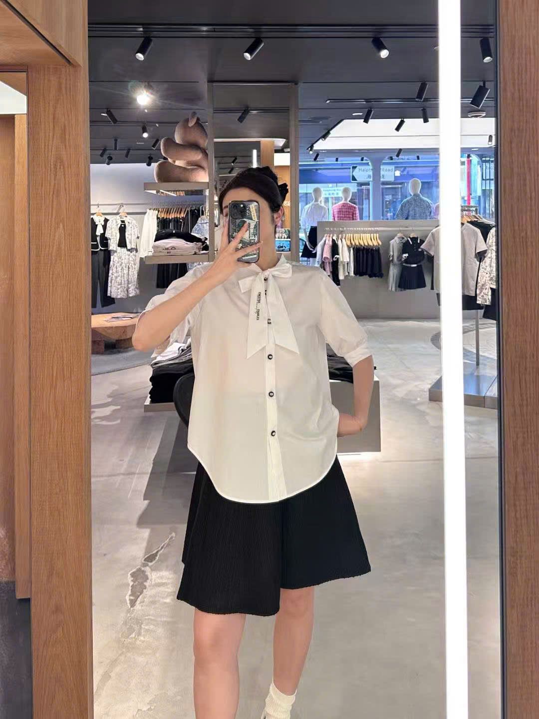 Áo sơ mi trắng tay lửng , cổ thắt nơ cà vạt, cúc đen Logo