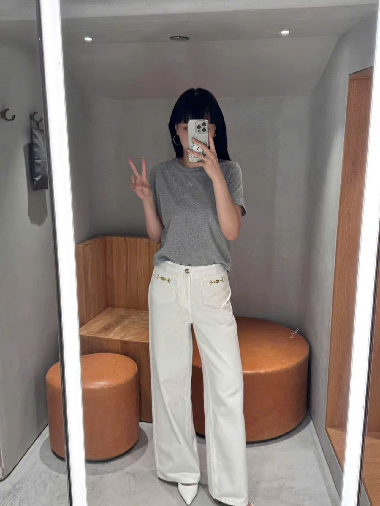 Quần jean trắng, cúc đính đá - 2 túi Logo xích vàng