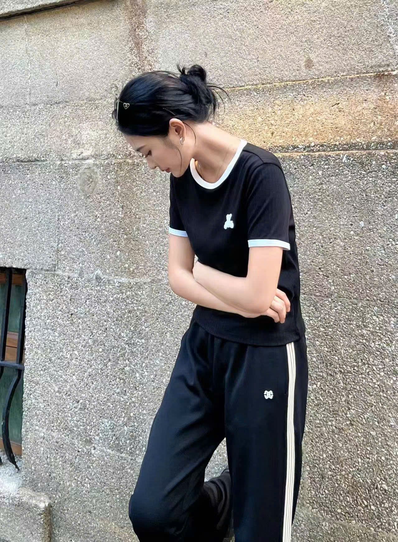 Quần nỉ đen sọc trắng