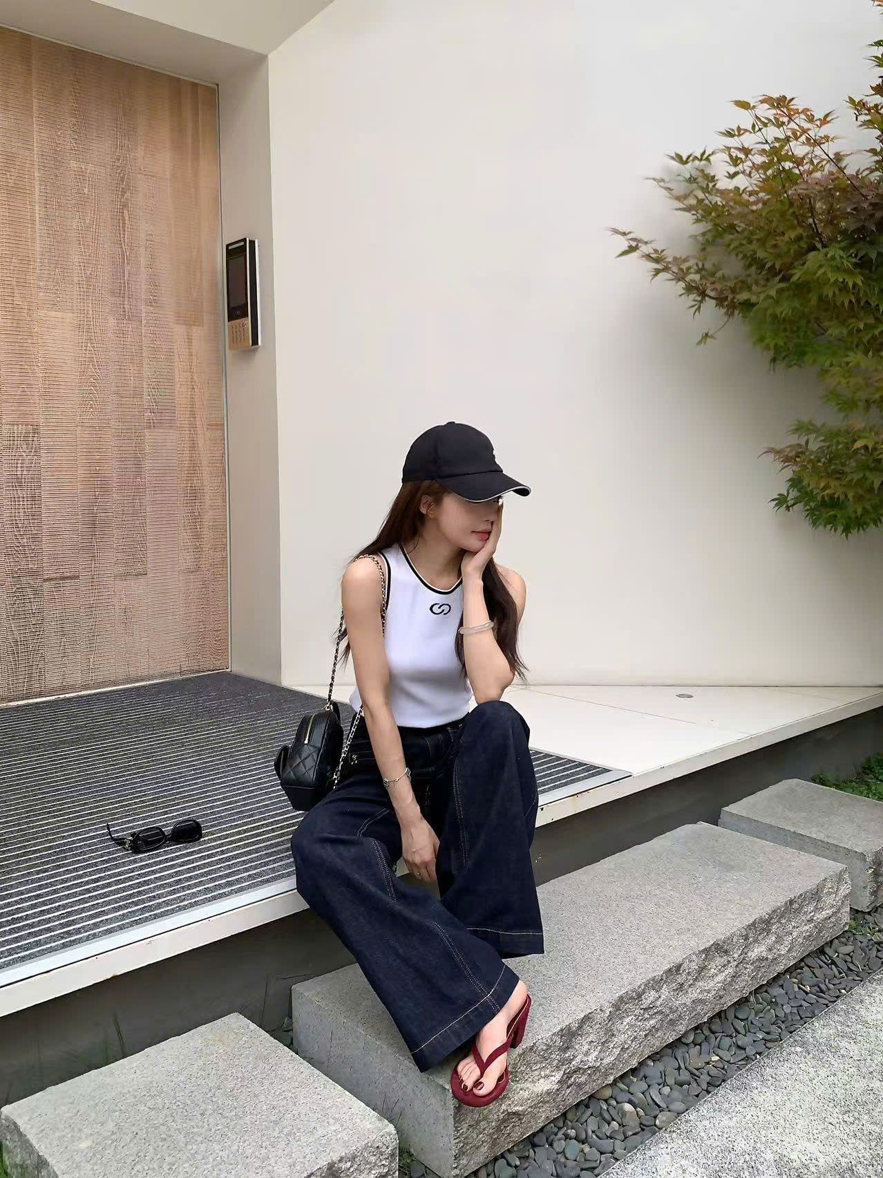 Jean xanh, khóa vàng túi quần
