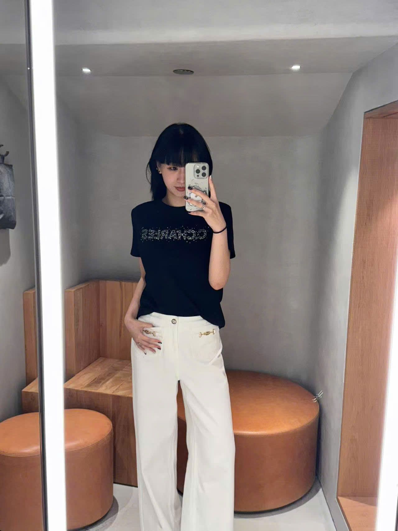 Quần jean trắng, cúc đính đá - 2 túi Logo xích vàng