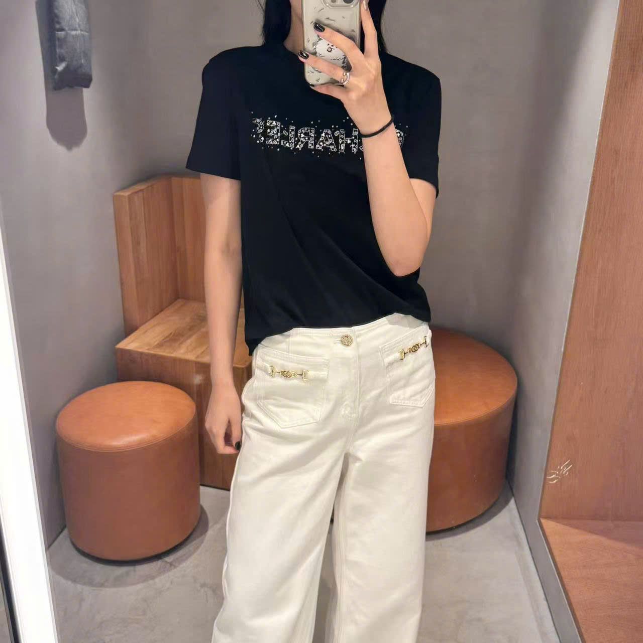 Quần jean trắng, cúc đính đá - 2 túi Logo xích vàng