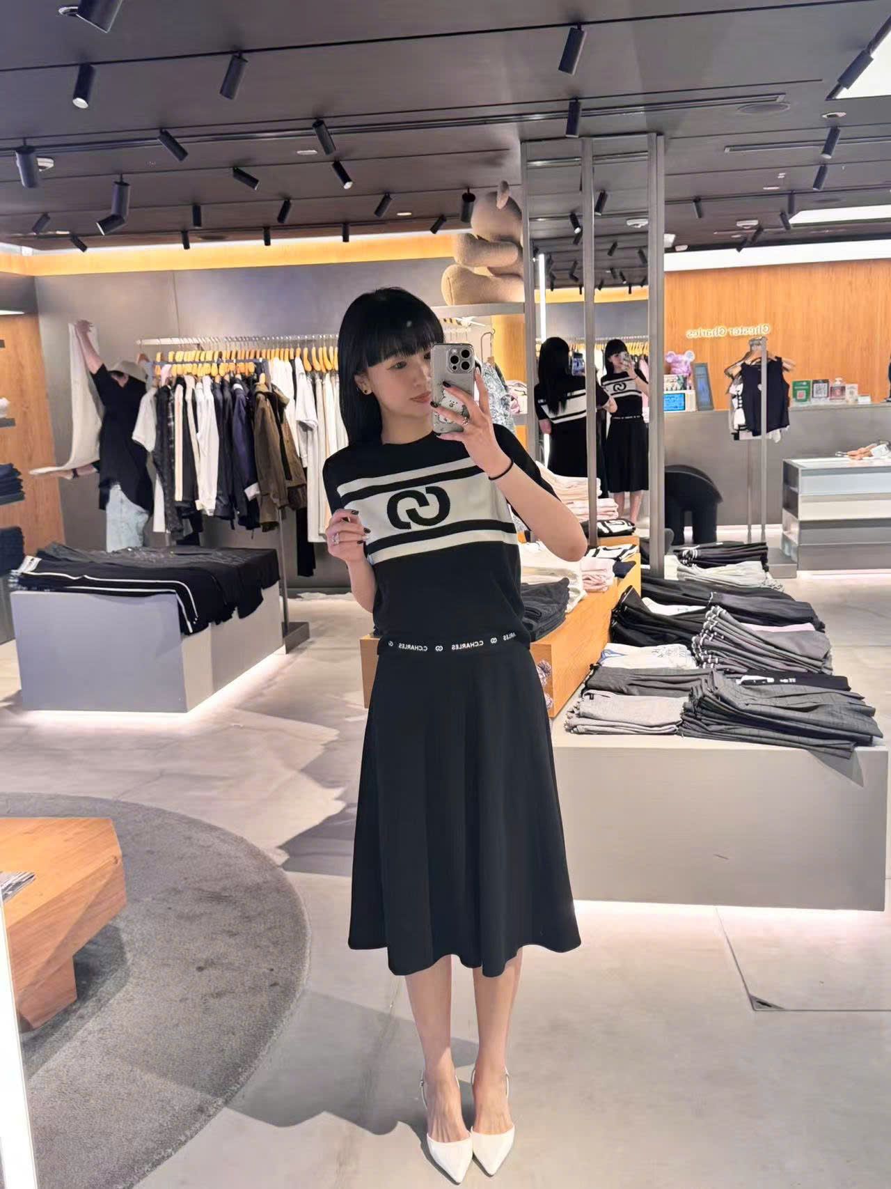 Chân váy xòe dài đen, cạp thun logo chữ chạy