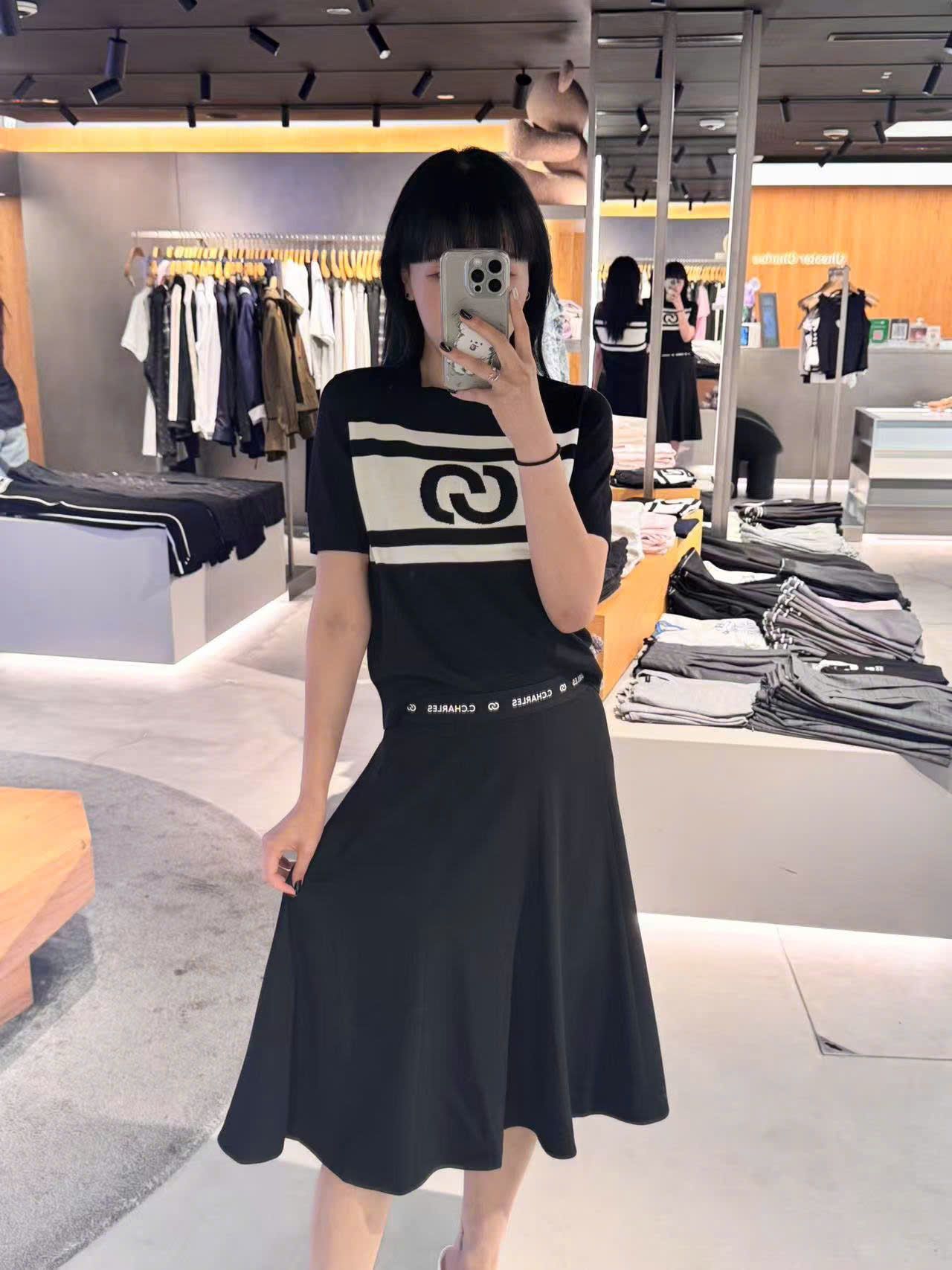 Chân váy xòe dài đen, cạp thun logo chữ chạy