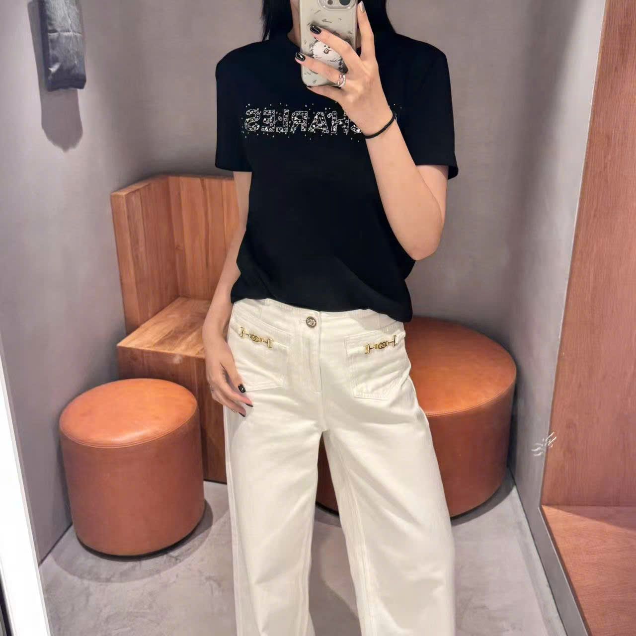 Quần jean trắng, cúc đính đá - 2 túi Logo xích vàng