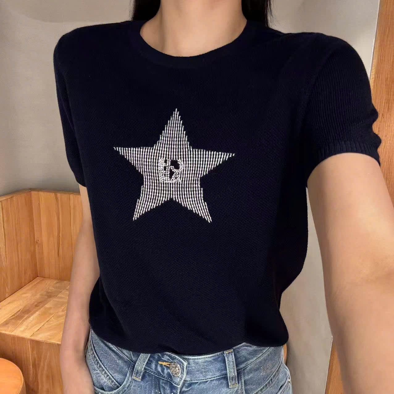 Áo navy ngắn tay, ngôi sao lớn đính đá ngực