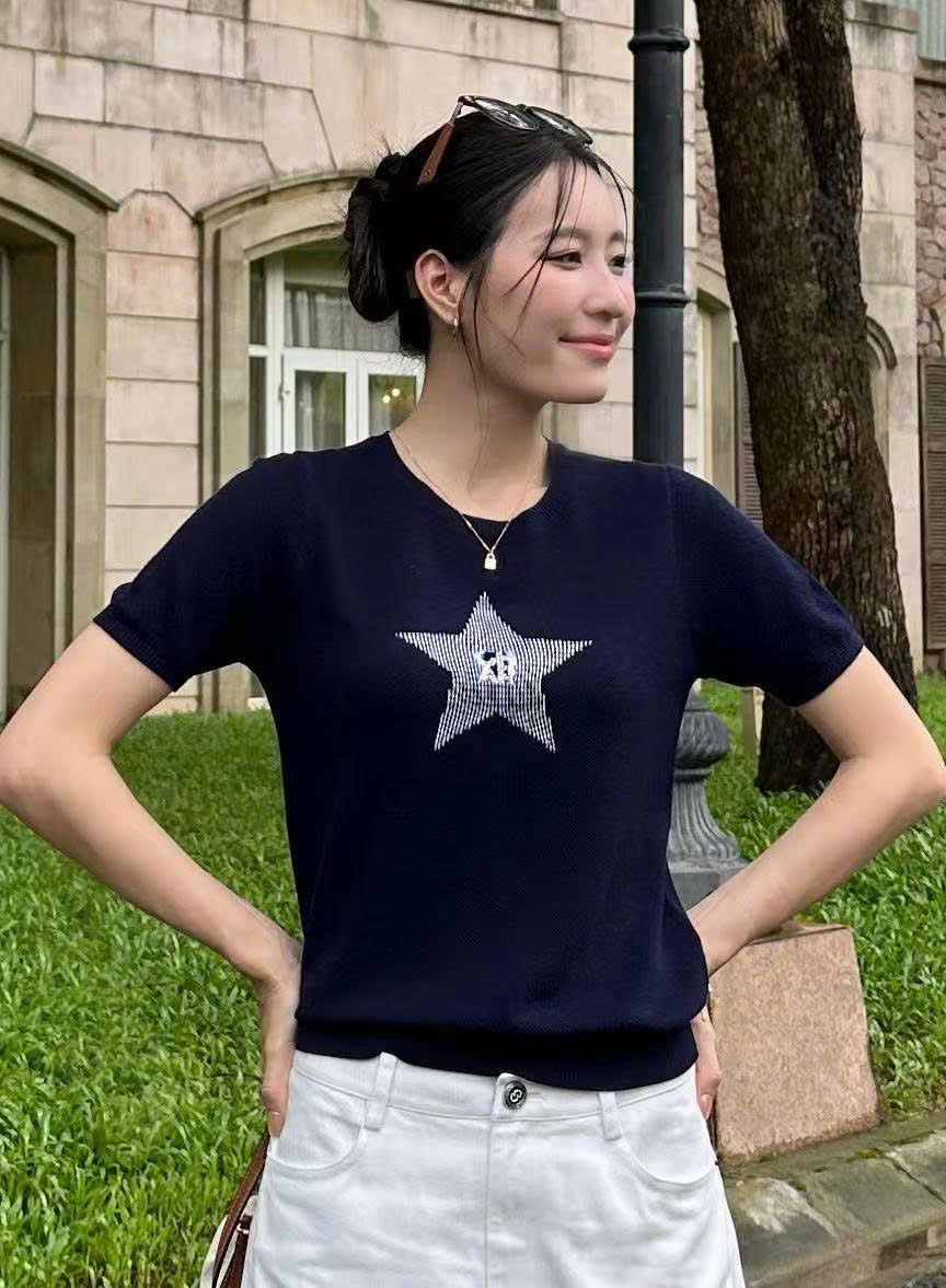 Áo navy ngắn tay, ngôi sao lớn đính đá ngực