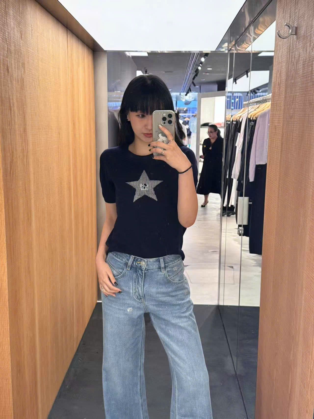 Áo navy ngắn tay, ngôi sao lớn đính đá ngực