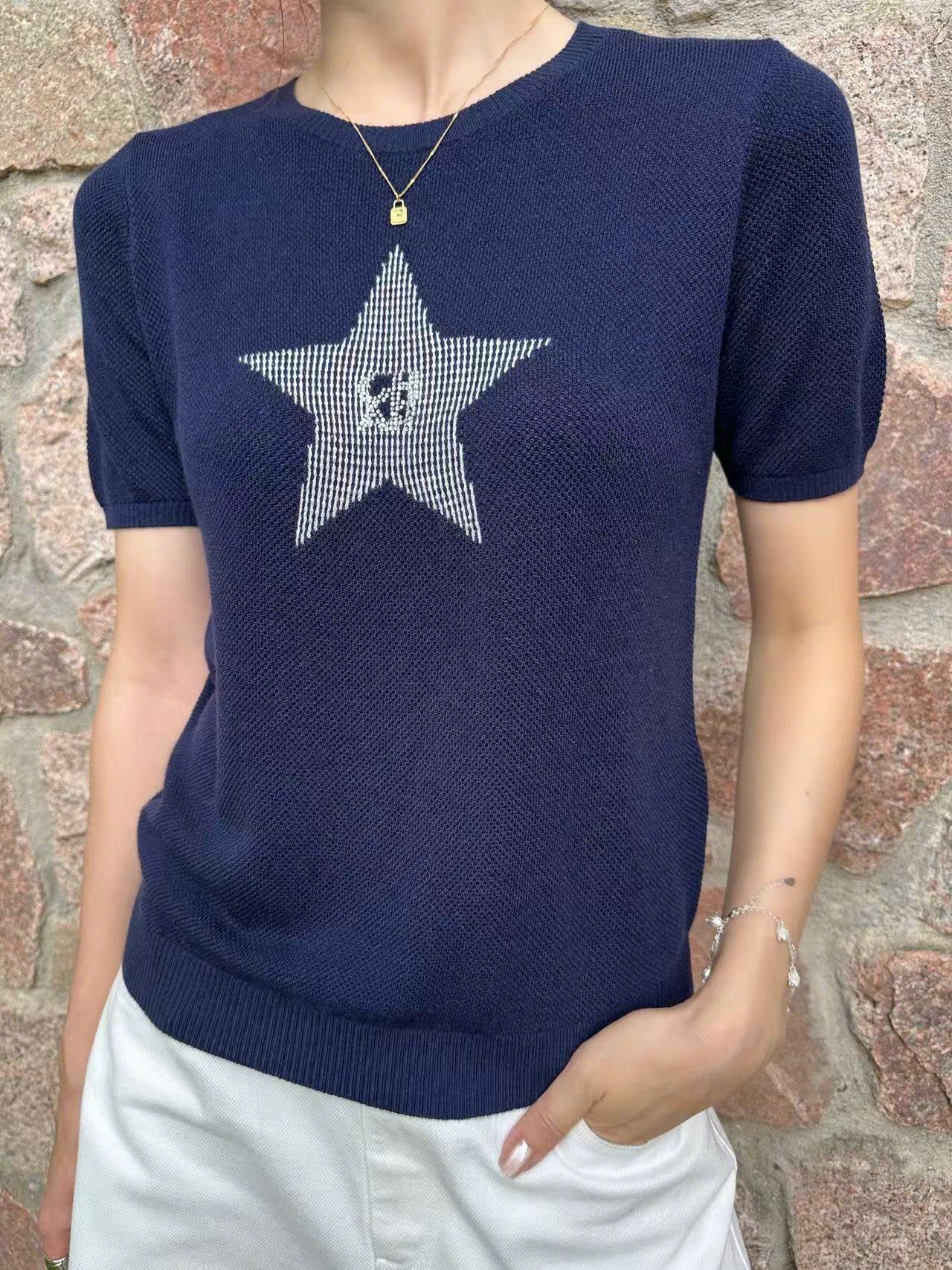 Áo navy ngắn tay, ngôi sao lớn đính đá ngực