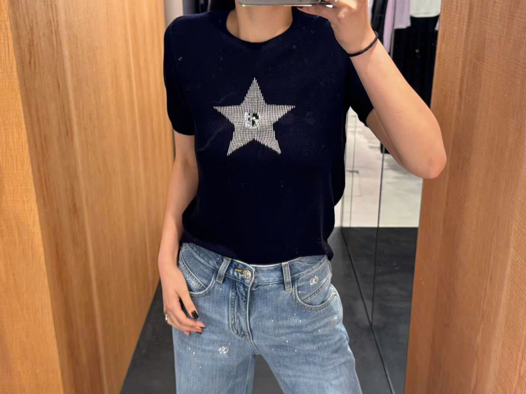 Áo navy ngắn tay, ngôi sao lớn đính đá ngực