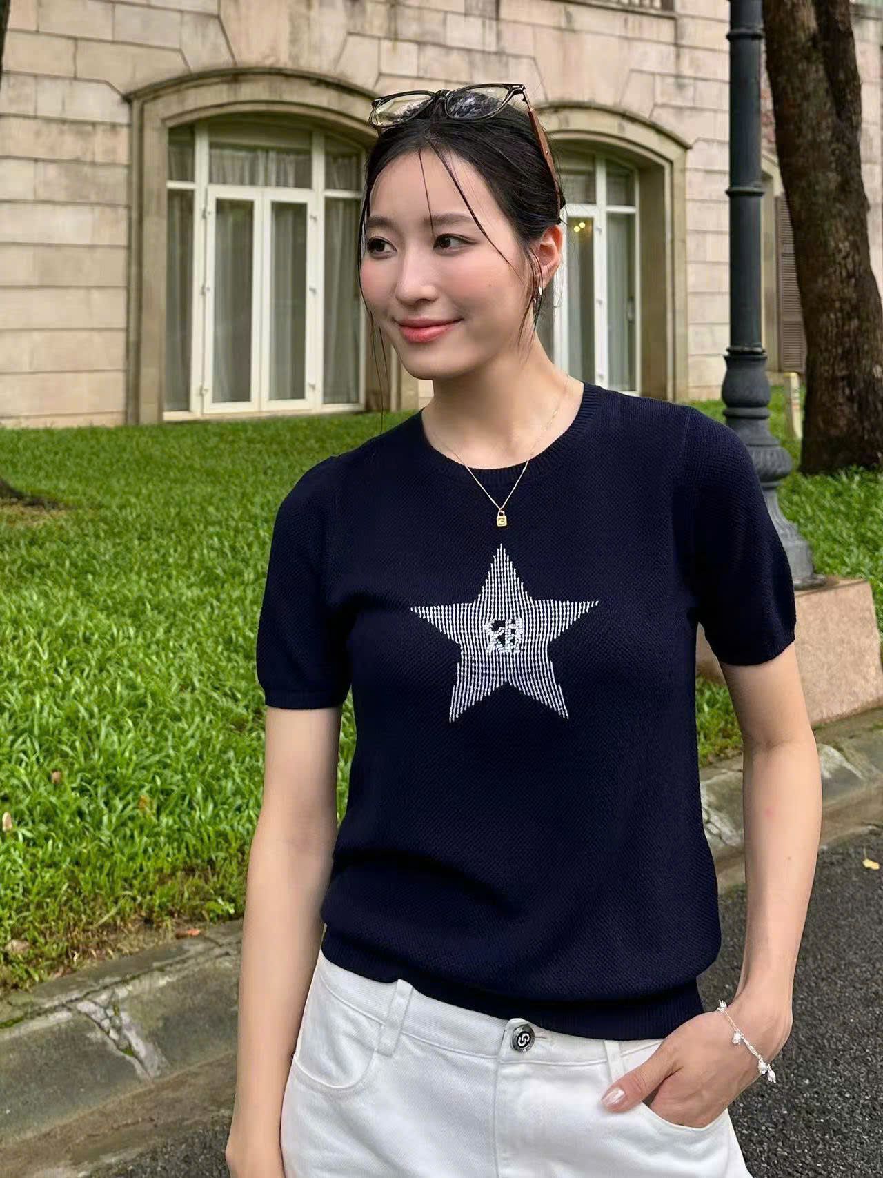 Áo navy ngắn tay, ngôi sao lớn đính đá ngực