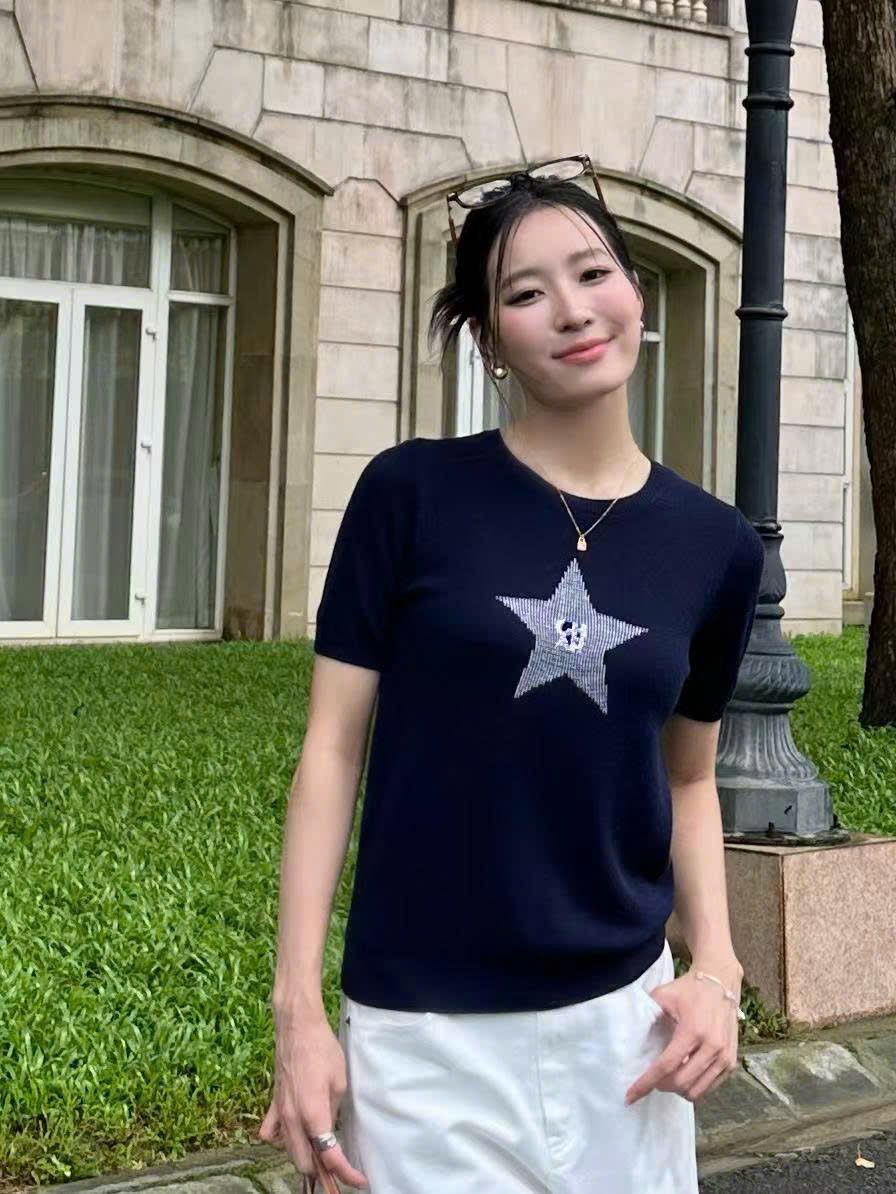 Áo navy ngắn tay, ngôi sao lớn đính đá ngực