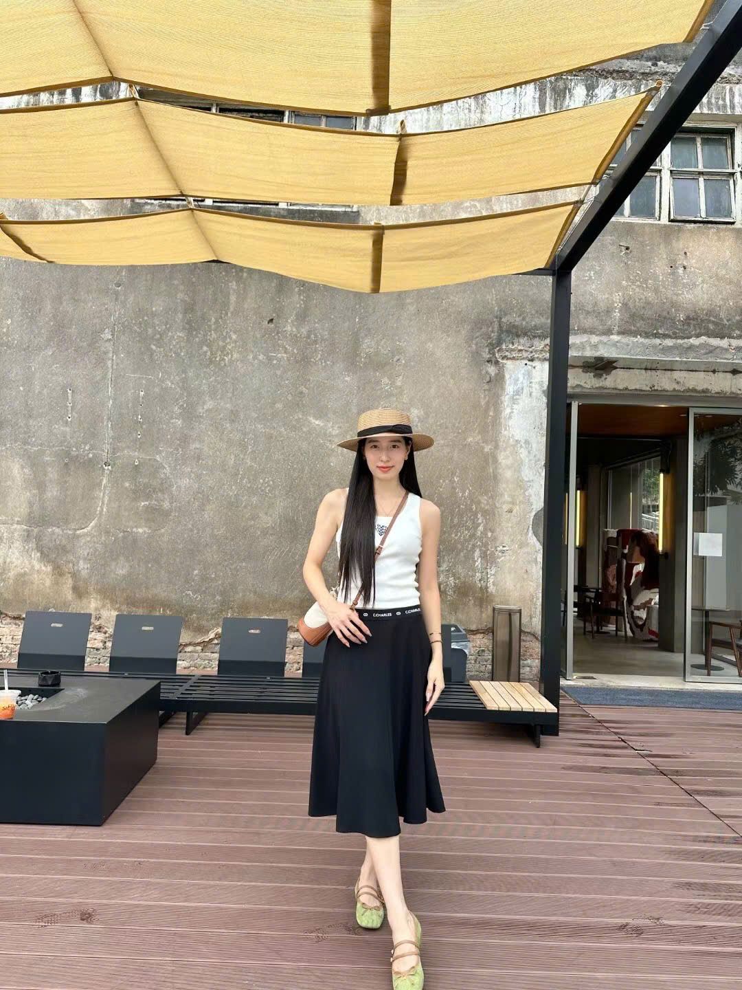 Chân váy xòe dài đen, cạp thun logo chữ chạy