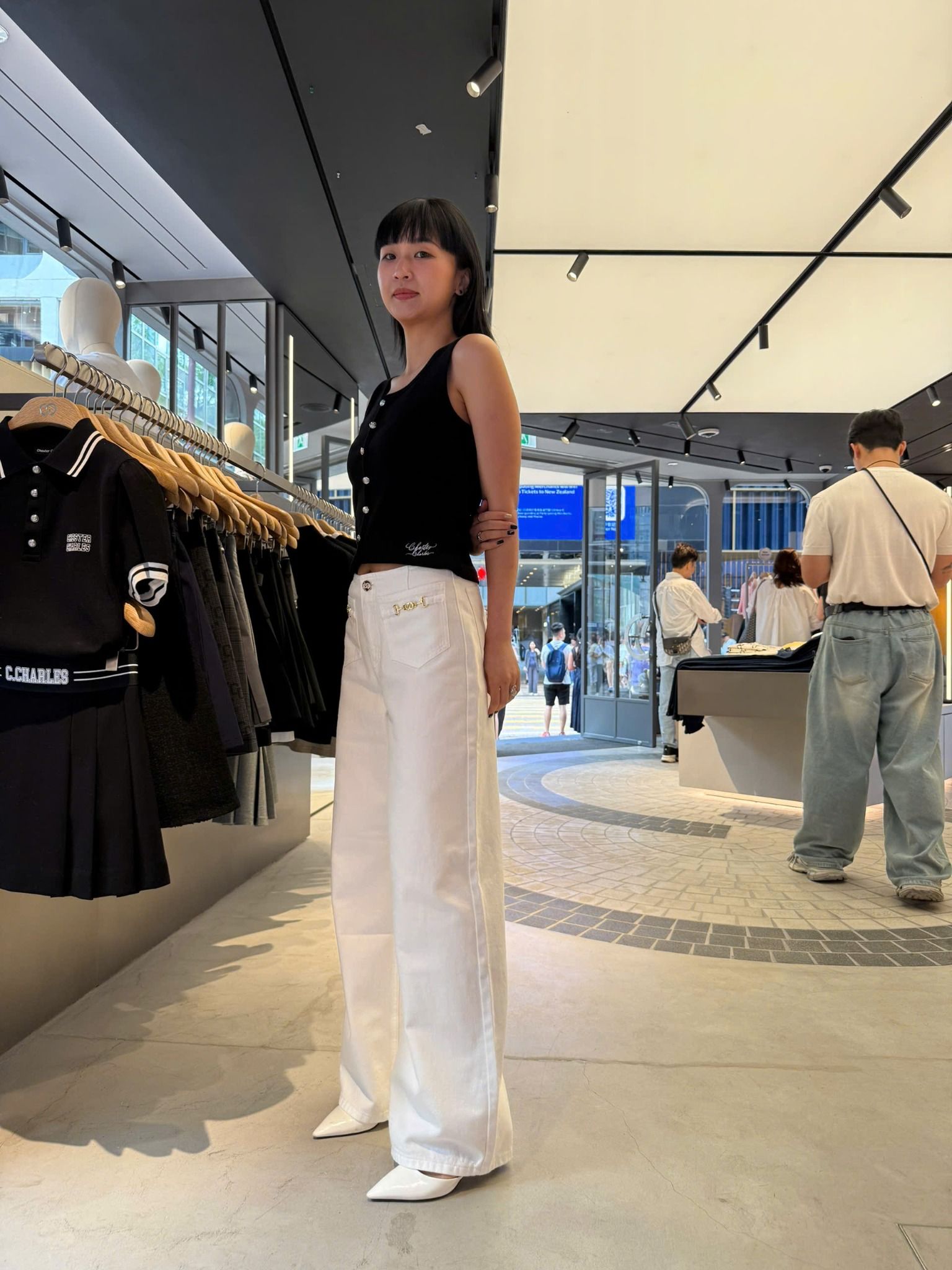 Quần jean trắng, cúc đính đá - 2 túi Logo xích vàng