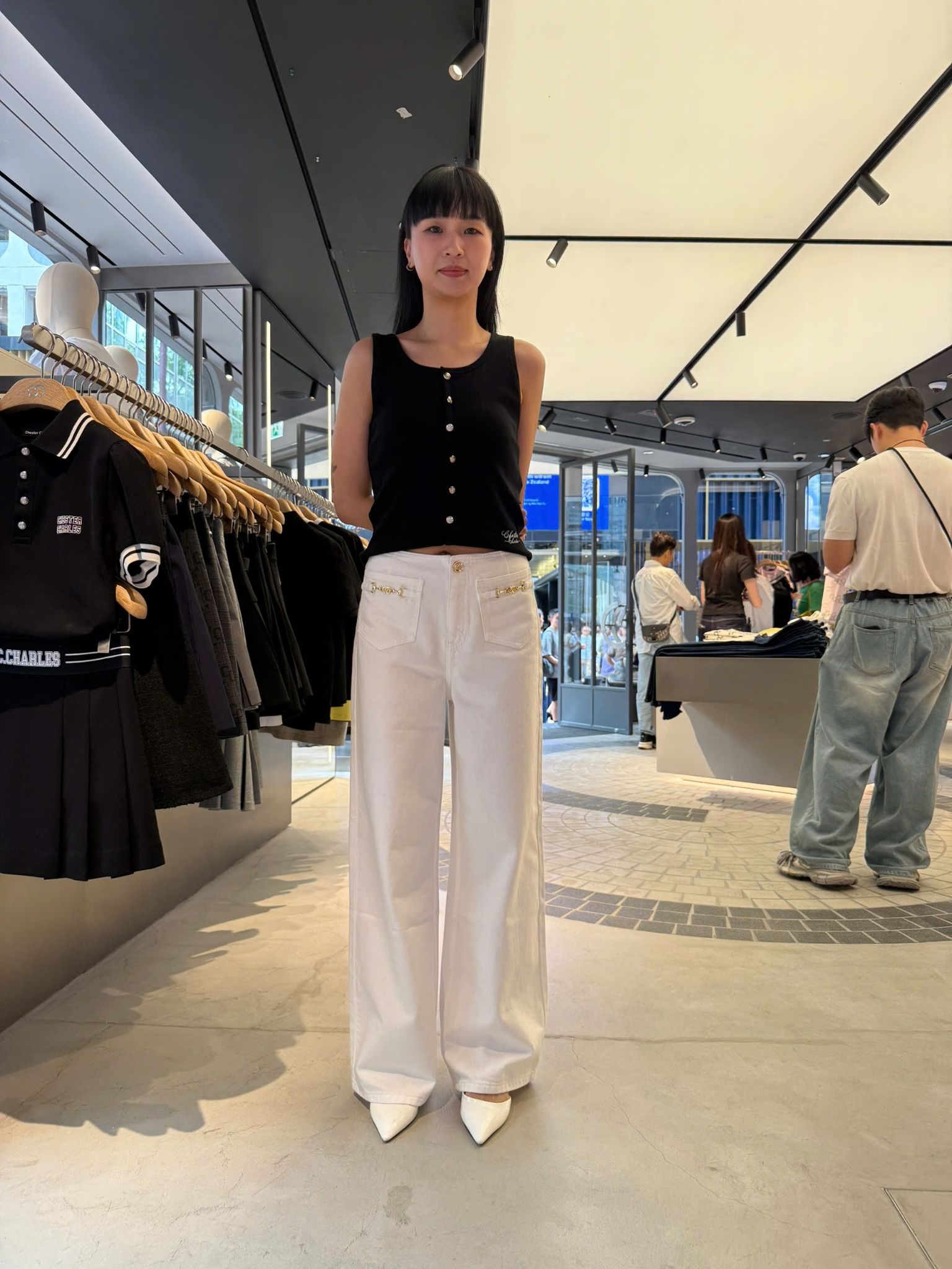 Quần jean trắng, cúc đính đá - 2 túi Logo xích vàng