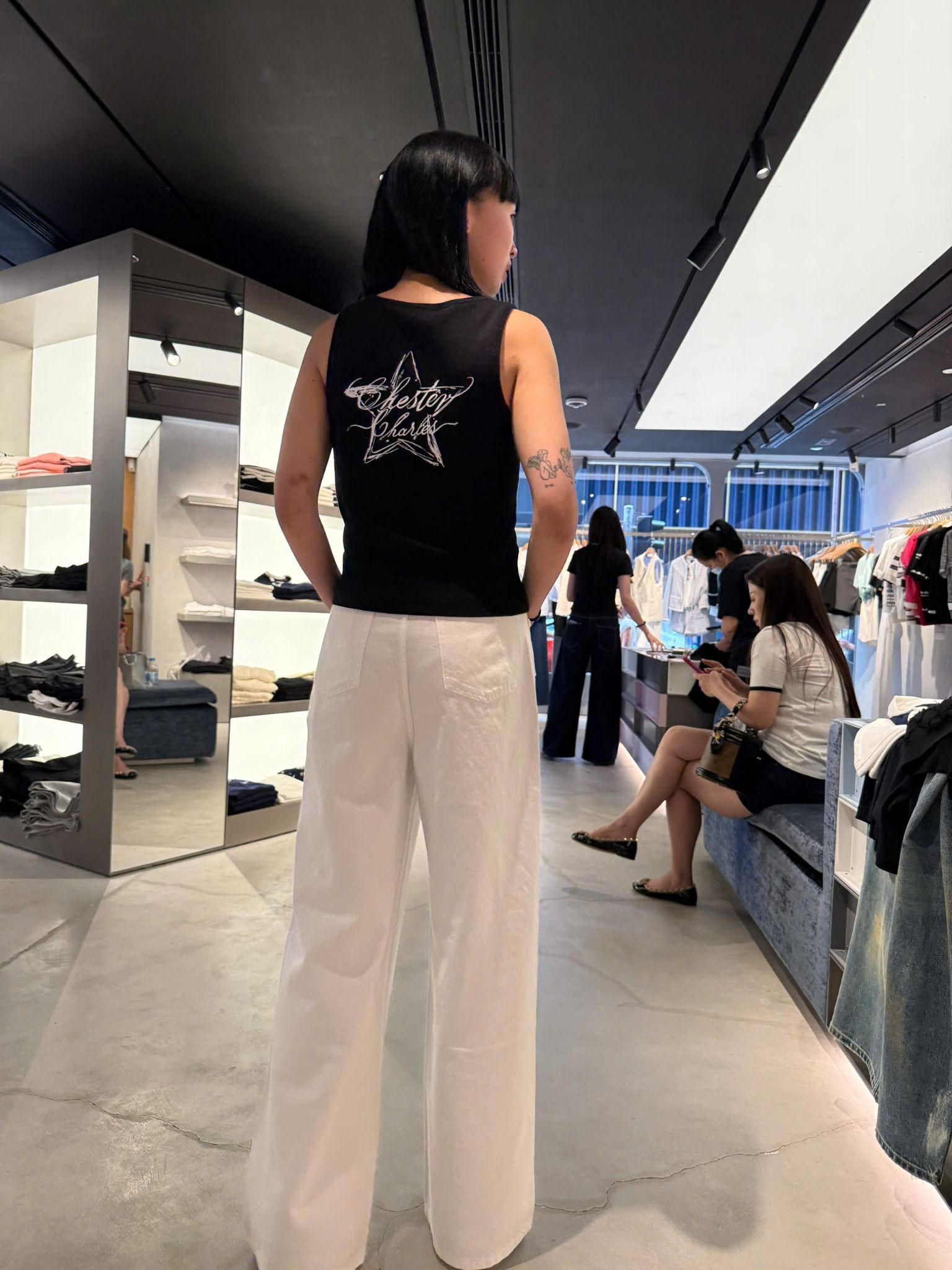 Quần jean trắng, cúc đính đá - 2 túi Logo xích vàng
