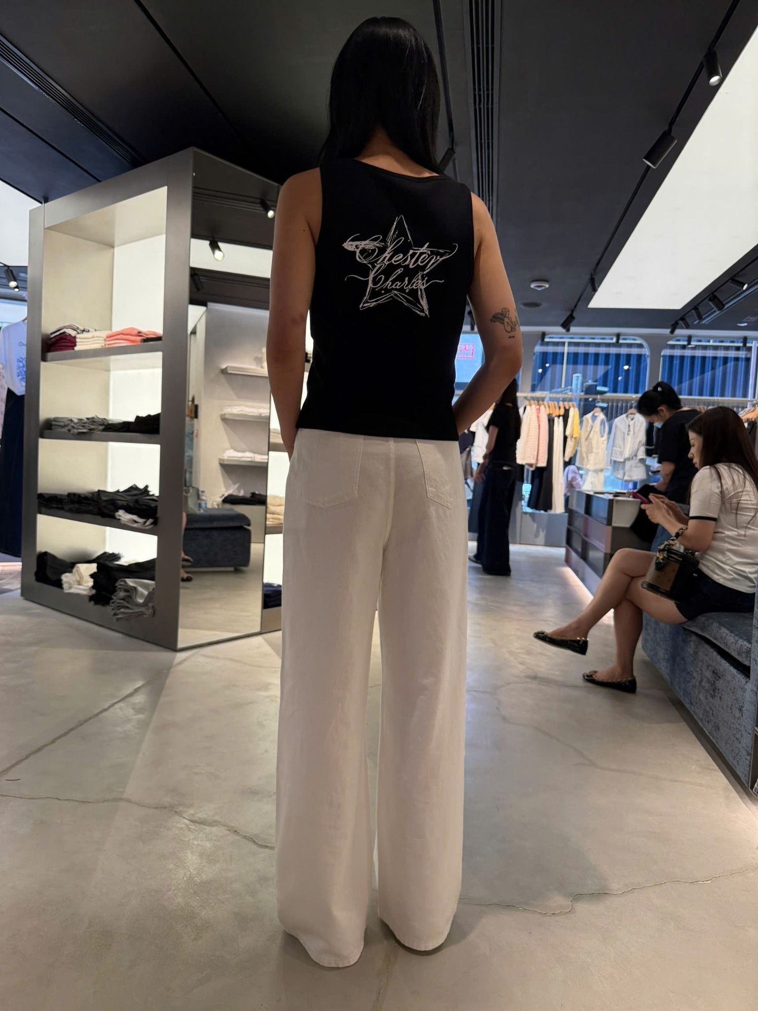 Quần jean trắng, cúc đính đá - 2 túi Logo xích vàng