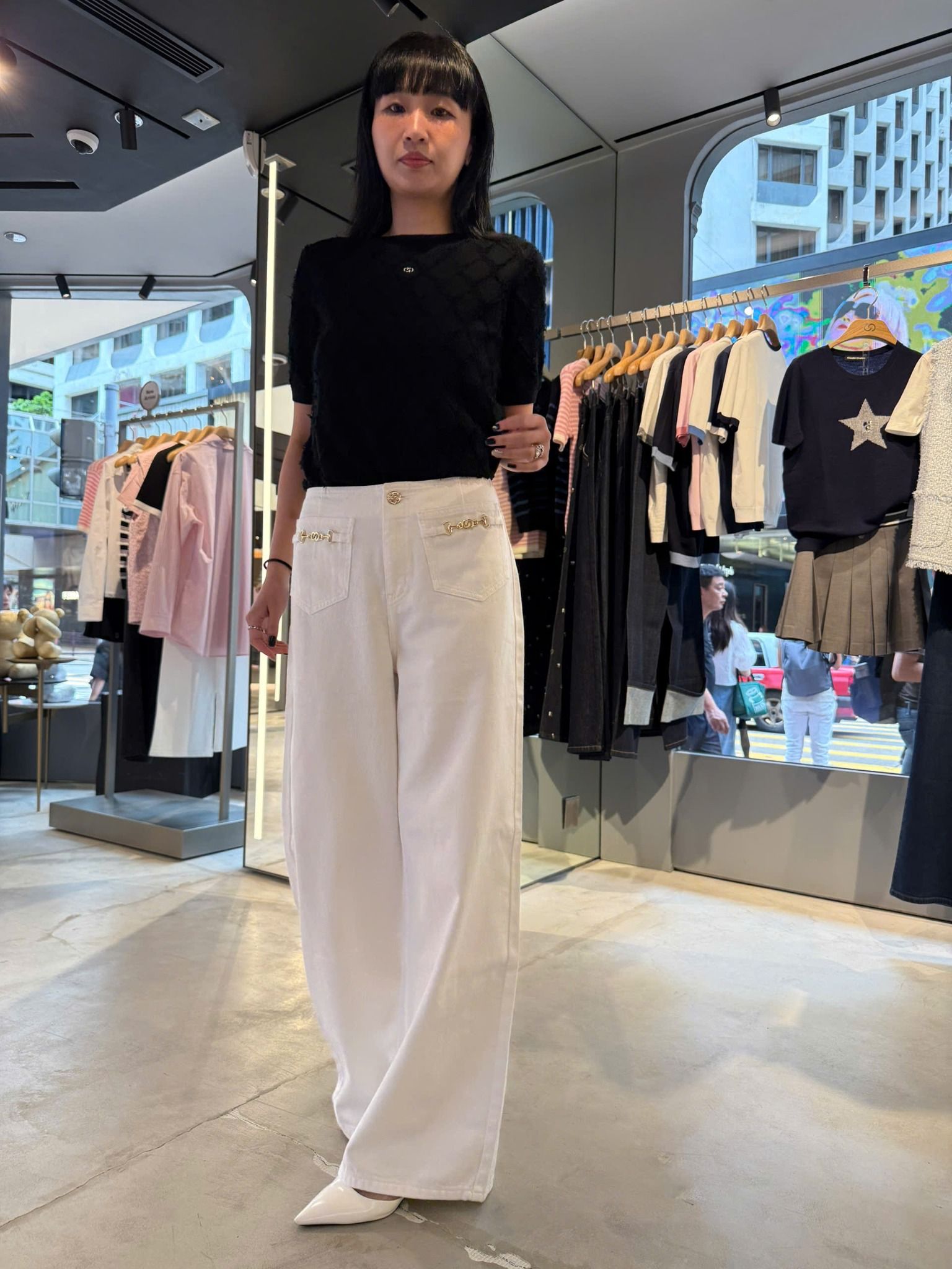Quần jean trắng, cúc đính đá - 2 túi Logo xích vàng