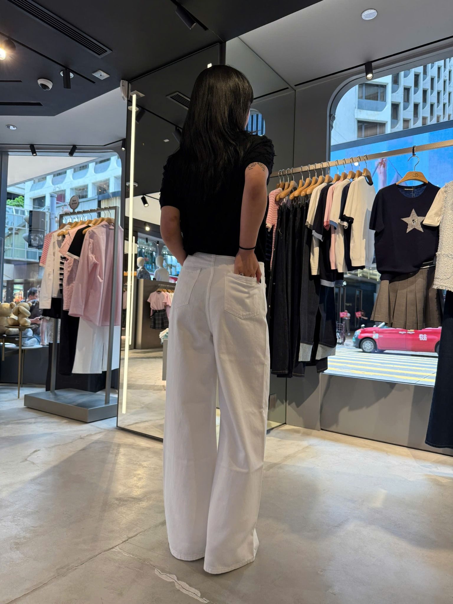 Quần jean trắng, cúc đính đá - 2 túi Logo xích vàng