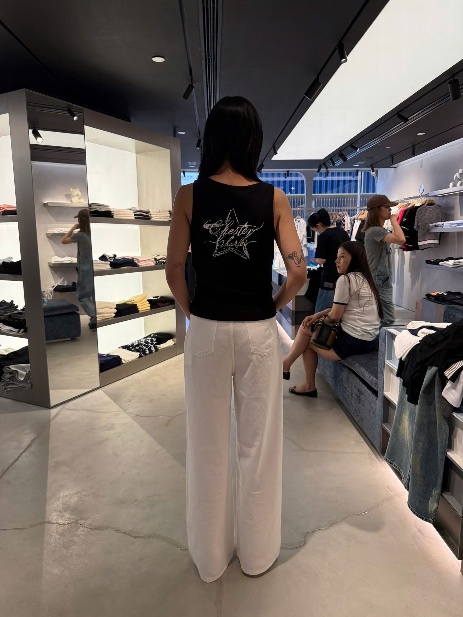 Quần jean trắng, cúc đính đá - 2 túi Logo xích vàng