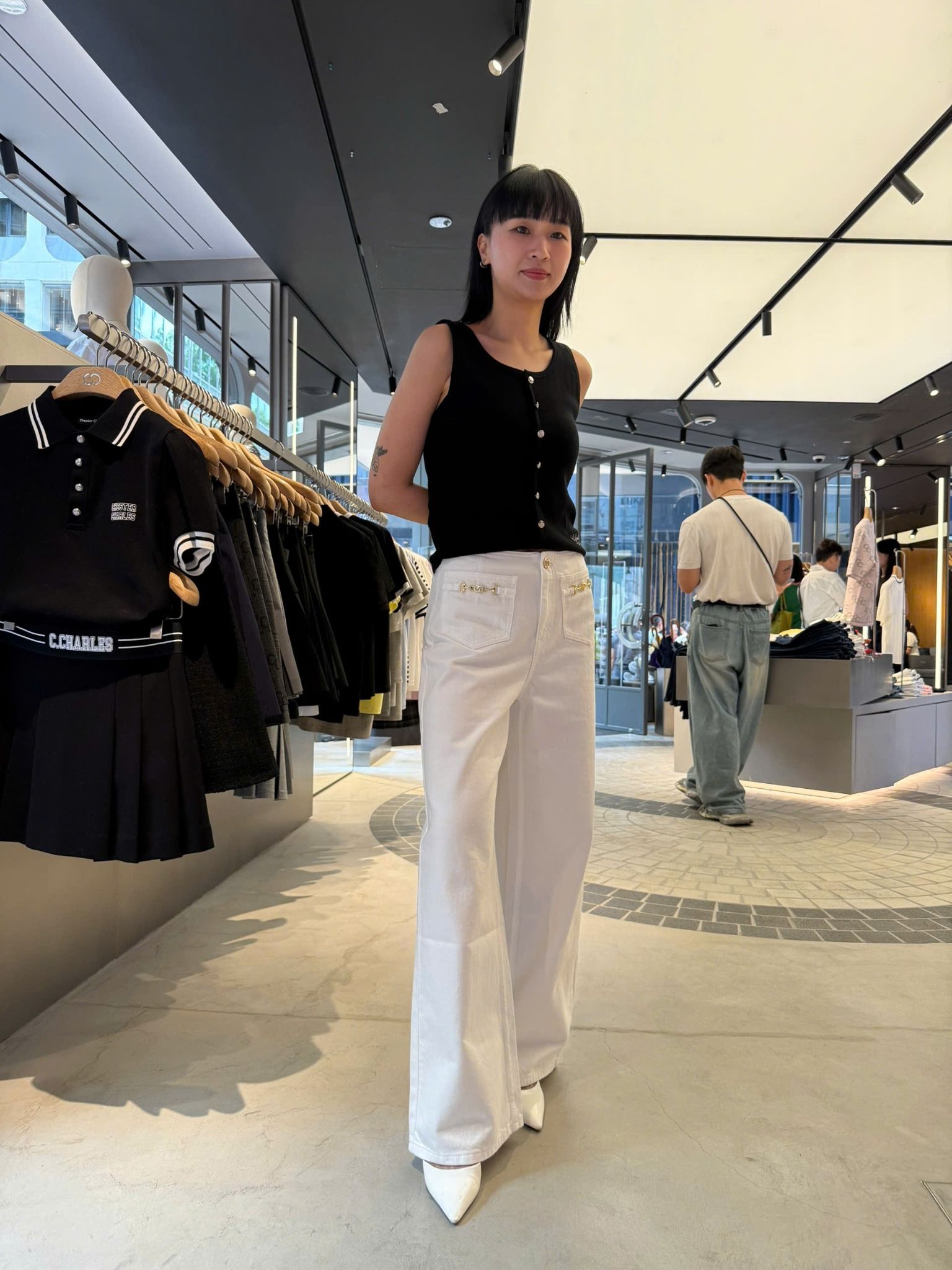 Quần jean trắng, cúc đính đá - 2 túi Logo xích vàng