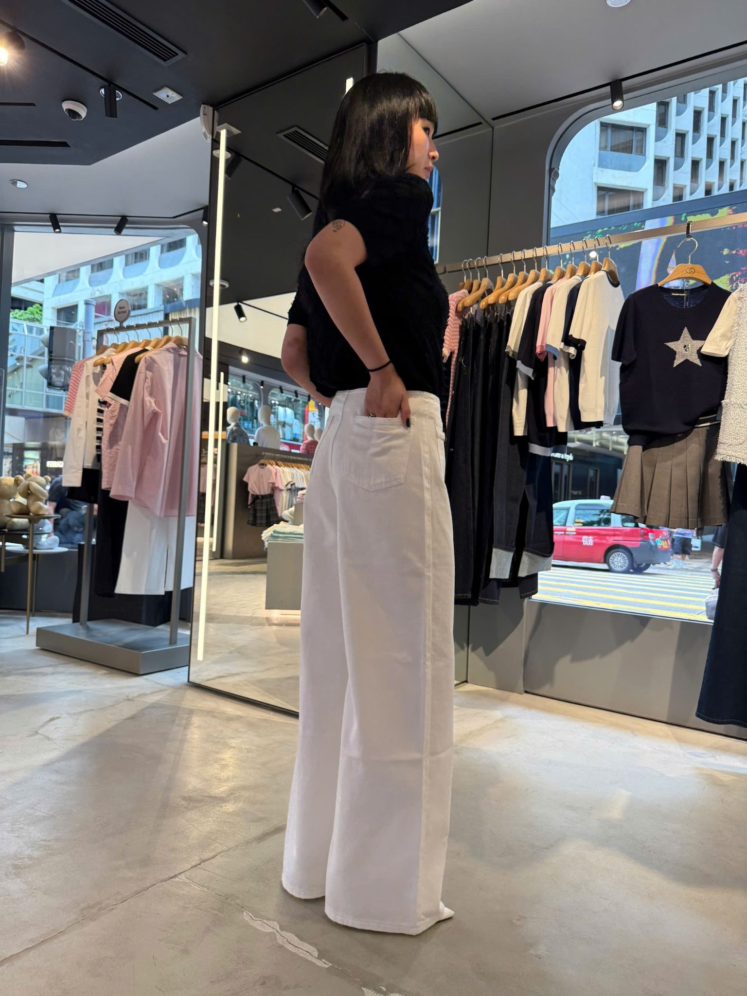 Quần jean trắng, cúc đính đá - 2 túi Logo xích vàng