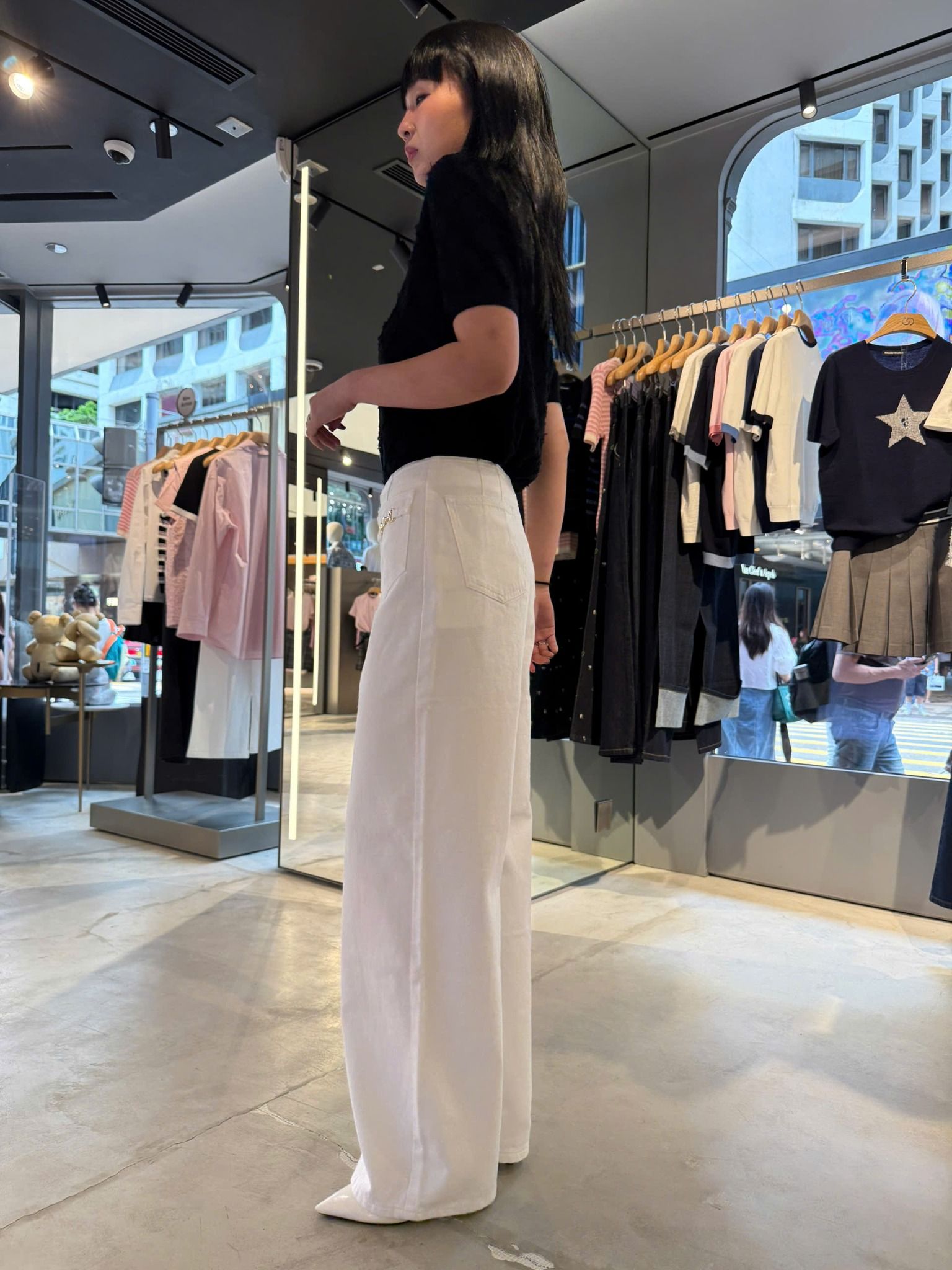Quần jean trắng, cúc đính đá - 2 túi Logo xích vàng