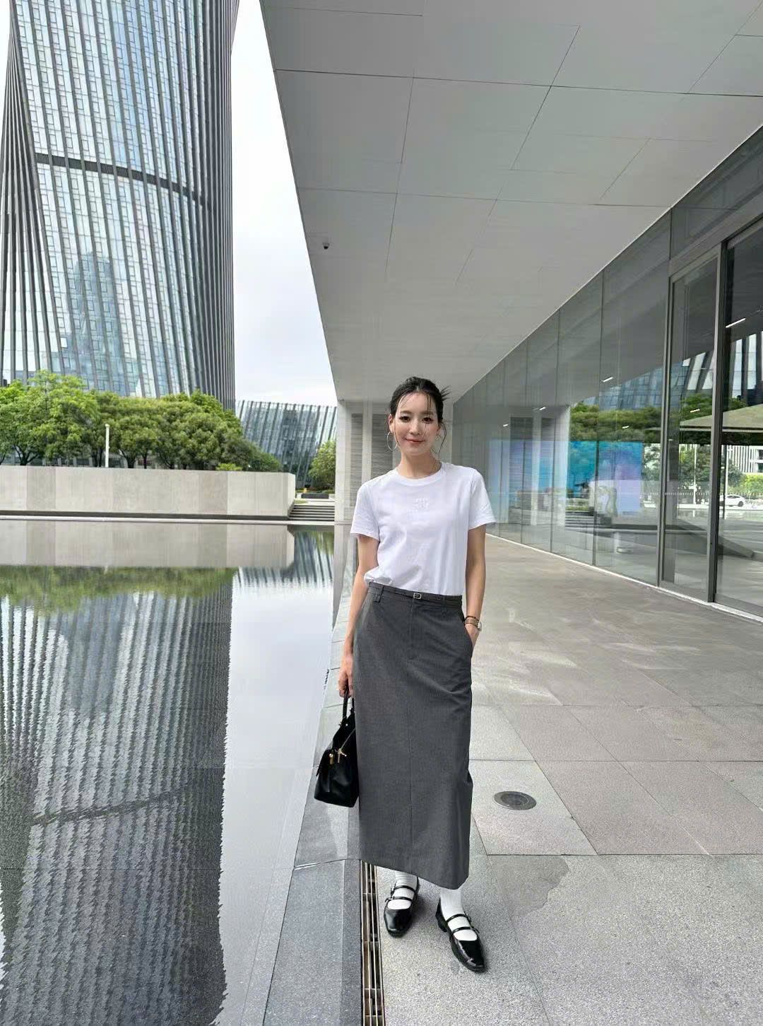 Áo phông trắng Logo trên chữ C.Charles ngực