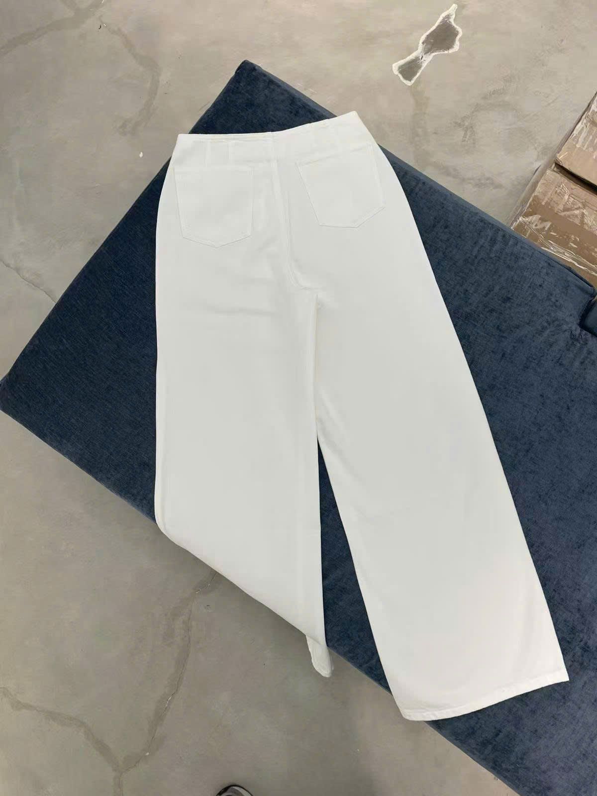 Quần jean trắng, cúc đính đá - 2 túi Logo xích vàng