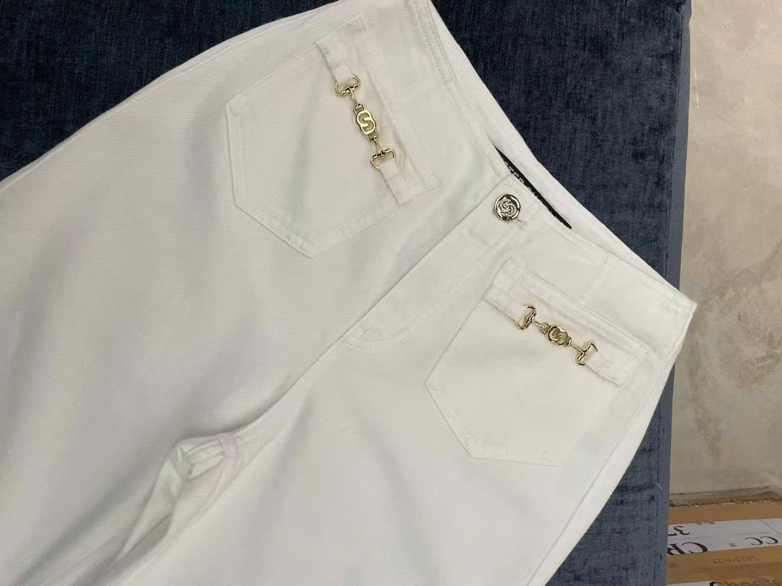 Quần jean trắng, cúc đính đá - 2 túi Logo xích vàng