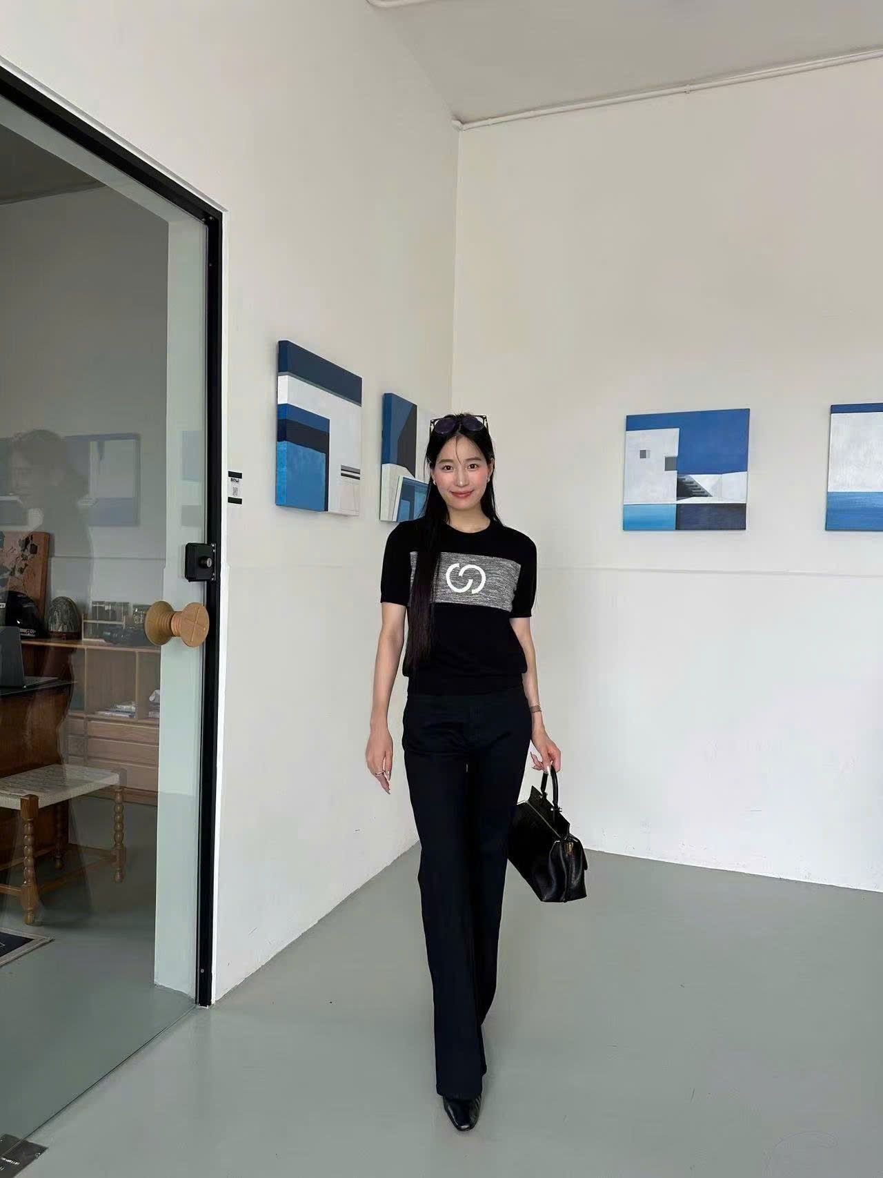 15.Áo ngắn tay đen -logo xám to ngực
