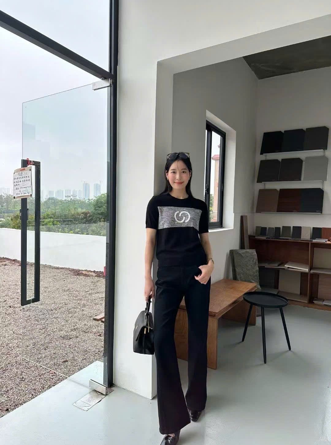 15.Áo ngắn tay đen -logo xám to ngực