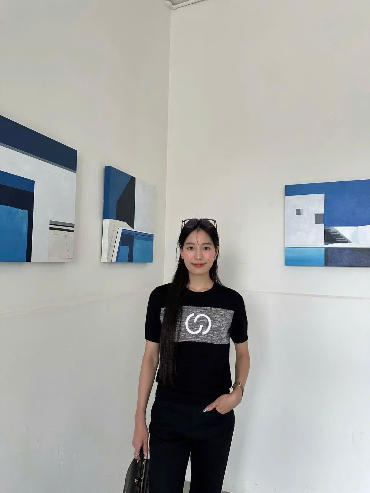 15.Áo ngắn tay đen -logo xám to ngực