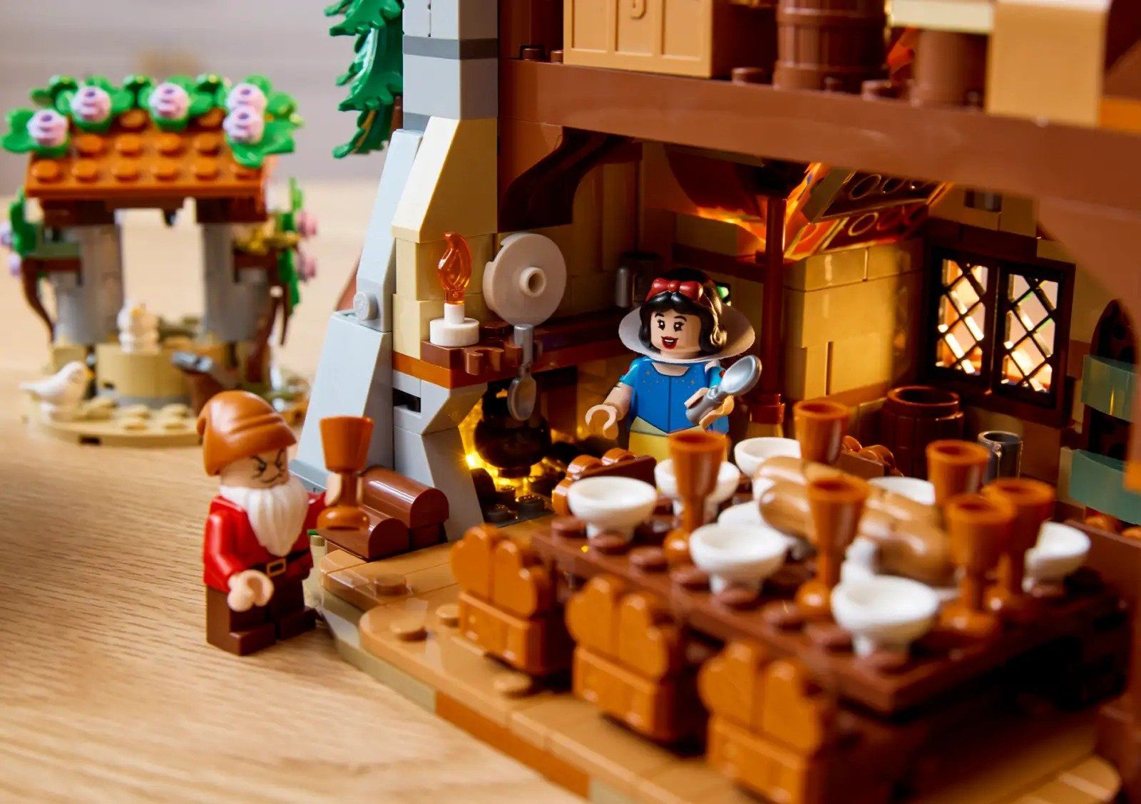 Lego Disney Snow White and the Seven Dwarfs' Cottage Ngôi Nhà Bạch Tuyết Và 7 Chú Lùn 43242
