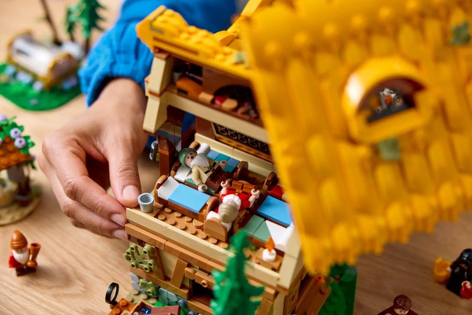 Lego Disney Snow White and the Seven Dwarfs' Cottage Ngôi Nhà Bạch Tuyết Và 7 Chú Lùn 43242