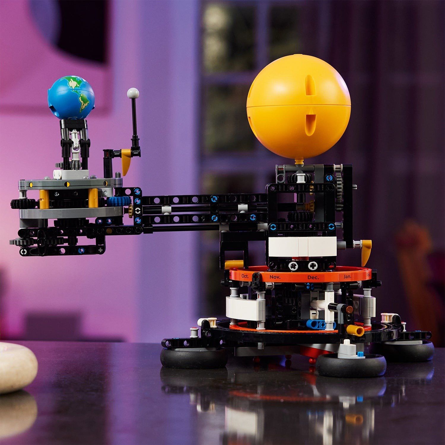 Lego Technic Planet Earth and Moon in Orbit Trái Đất Và Mặt Trăng 42179
