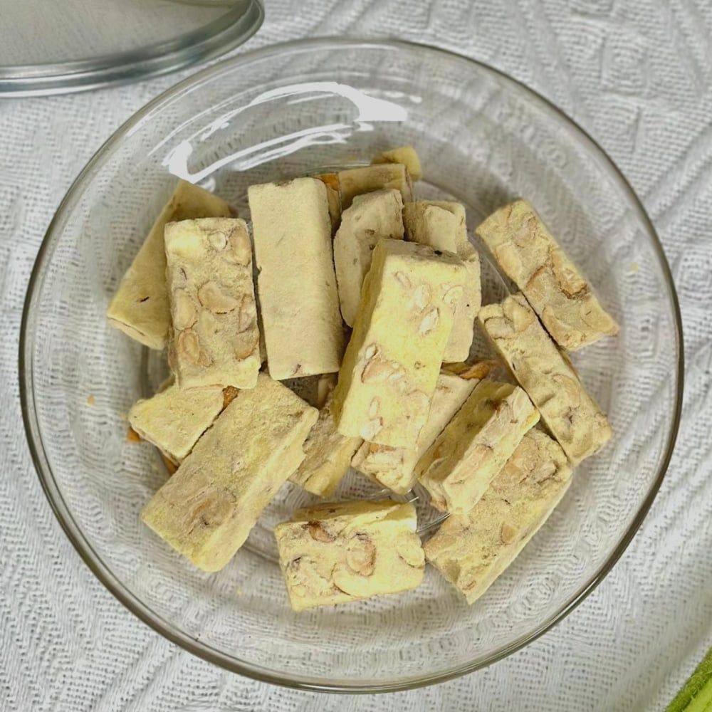 Sầu riêng mix hạt điều sấy thăng hoa dạng lon 50g, độc quyền thương hiệu HANA NGUYÊN