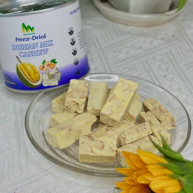 Sầu riêng mix hạt điều sấy thăng hoa dạng lon 50g, độc quyền thương hiệu HANA NGUYÊN