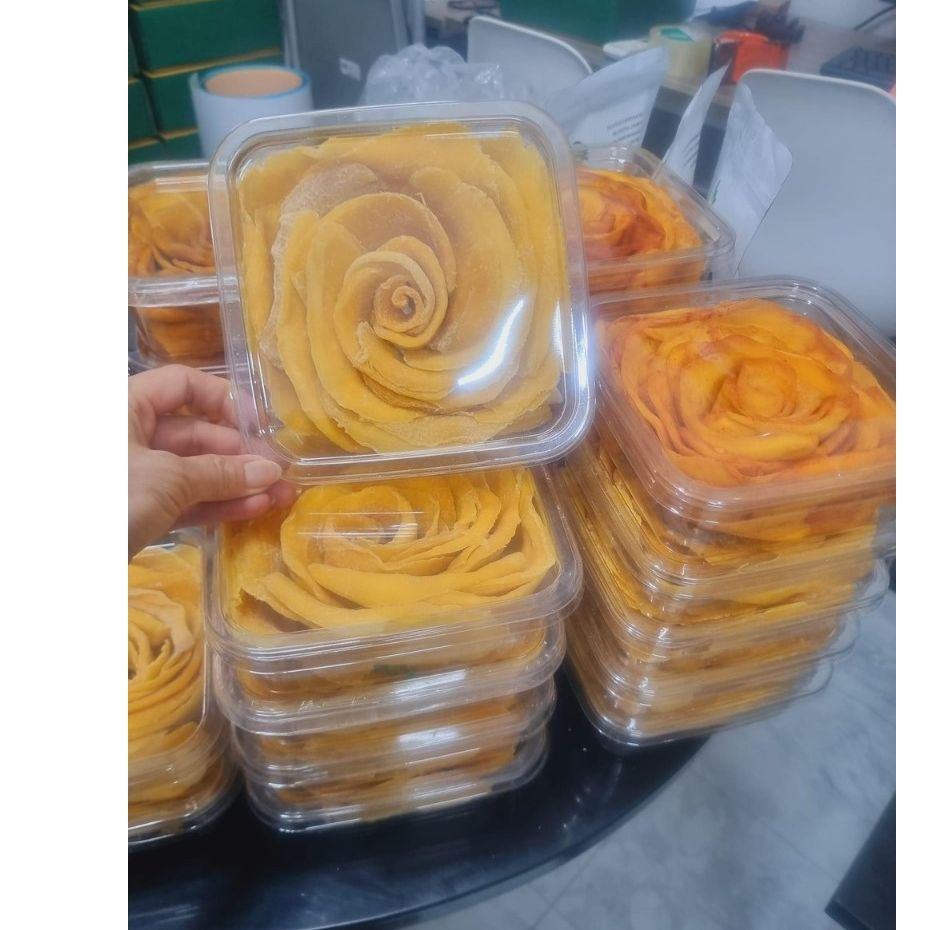 Xoài sấy dẻo xếp hoa Hana Nguyên, vị chua ngọt tự nhiên, đồ ăn vặt, đạt chất lượng xuất khẩu