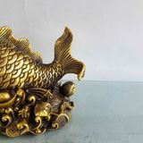 Cá rồng vàng gửi tới sự giàu có dài 17 cm, rộng 10 cm và cao 12 cm. Trọng lượng 1kg